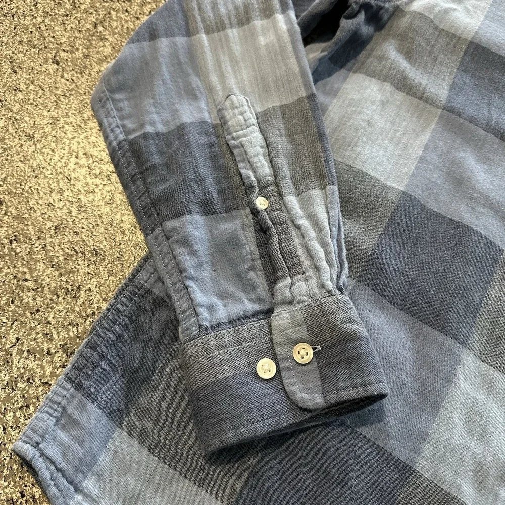 Banana Republic Untucked Fit Button Up Shirt‎ Men's Size L Blue Double Weave